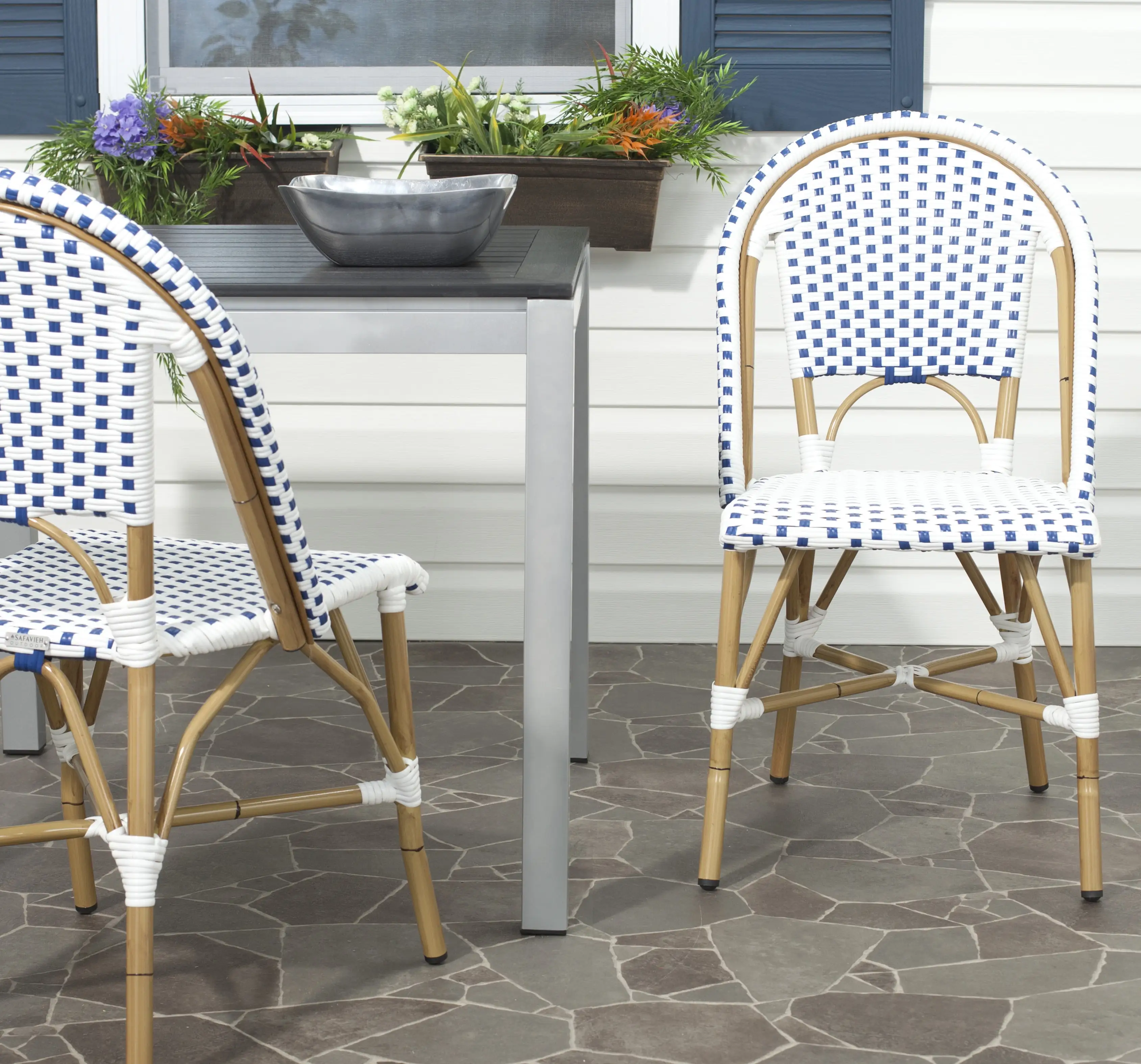 SAFAVIEH Salcha Outdoor French Bistro Side Chair. Blue/White. Set of 2